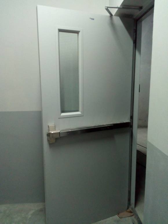 ผลิตและขายประตูหนีไฟราคาถูก ได้มาตรฐานจากโรงงาน มีใบผลเทสต์จากจุฬารับรอง ทนไฟ 4ชม เต็ม  มั่นใจได้ว่าปลอดภัย  ผลิตประตูกันเสียง ประตูสแตนเลส ประตูบานเลื่อน0863021107